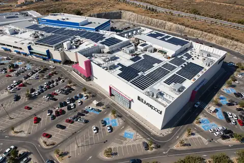 Tienda Liverpool en Zacatecas vista desde el aire, con paneles solares en el techo