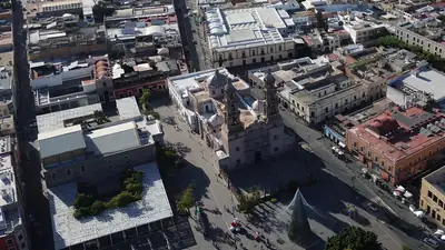 Catedral de Aguascalientes y la plaza principal vistas desde un dron