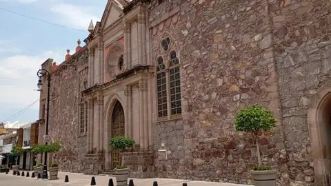 Fachada de cantera de un templo en el centro de Aguascalientes