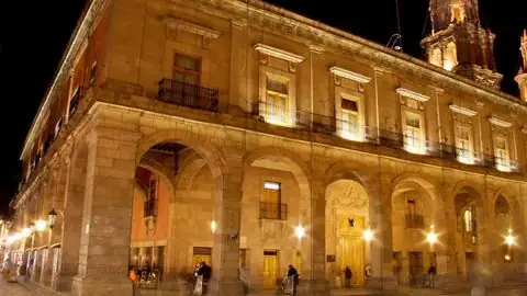Palacio Municipal de San Luis Potosí iluminado de noche, en el centro histórico