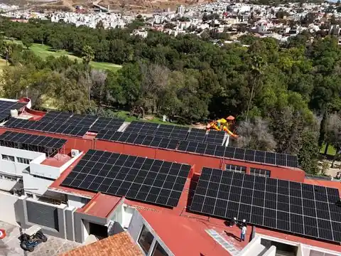 Club de Golf Bernárdez en Zacatecas con paneles solares en varios techos
