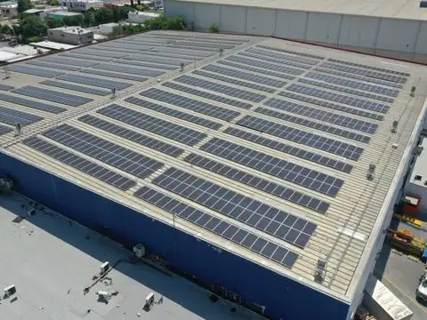 Techo de la nave industrial de FIMA cubierto de paneles solares
