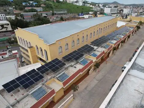 Hotel Don Miguel en Zacatecas con paneles solares en las azoteas y la ciudad al fondo