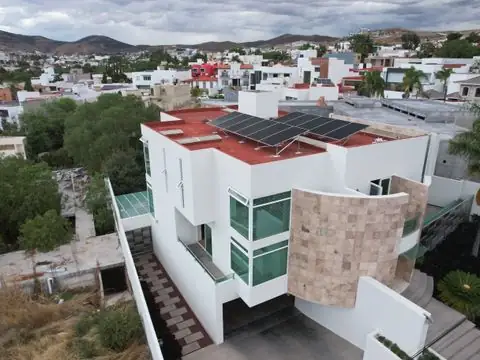 Casa de dos pisos en Zacatecas con 11 paneles solares en la azotea, vista desde el aire