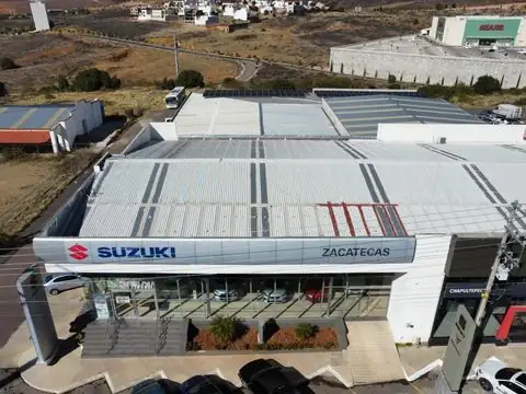Agencia automotriz Suzuki en Zacatecas con 35 paneles solares en el techo de la nave