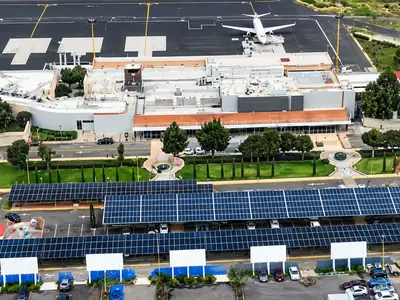 Vista aérea del Aeropuerto de Zacatecas con carports de paneles solares sobre el estacionamiento