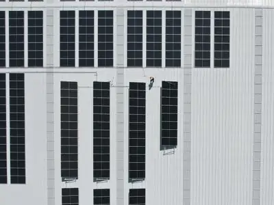 Techo de la nave de Big Auto en Aguascalientes con filas de paneles solares