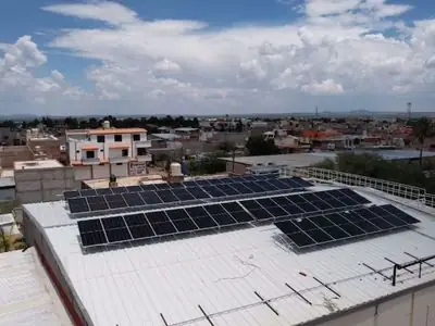 Nave de cámaras de congelación de ajo en Calera, Zacatecas, con 56 paneles solares en el techo