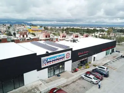 Lavandería AquaMatic con paneles solares
