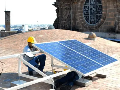 Instalación de paneles solares en la azotea de la Catedral Basílica de Guadalajara