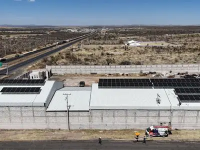 Deshidratadora de chiles con 84 paneles solares en los techos, junto a la carretera
