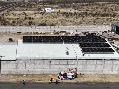 Deshidratadora de chiles con paneles solares en el techo de la nave y una camioneta de Active Energy