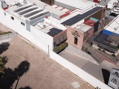 Restaurante Garufa con paneles solares en el techo