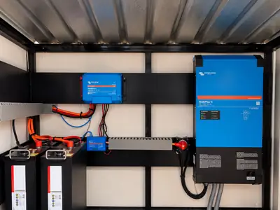 Baterías e inversor de un sistema de respaldo de energía instalado por Active Energy, en un cuarto de equipo