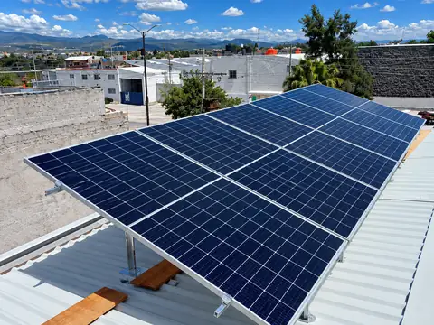 Paneles solares instalados en la azotea de la bodega de Socialité Eventos, en León, Guanajuato