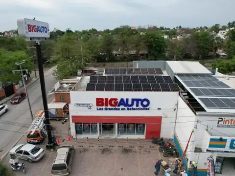 Tienda Big Auto en Ciudad Valles, San Luis Potosí, con paneles solares en el techo