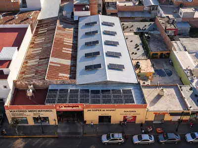 La Bodeguita de Guadalupe con paneles solares en el techo de su local
