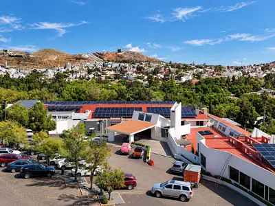 Club de golf en Zacatecas con paneles solares en los techos de sus edificios