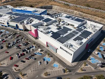 Tienda Liverpool en Zacatecas vista desde el aire, con paneles solares en el techo y el estacionamiento al frente