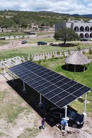 Estructura de paneles solares montada en suelo, instalada por Active Energy en el Hotel Valparaíso Resort