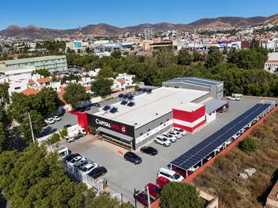 Capital Gym en Zacatecas con su estacionamiento techado con paneles solares