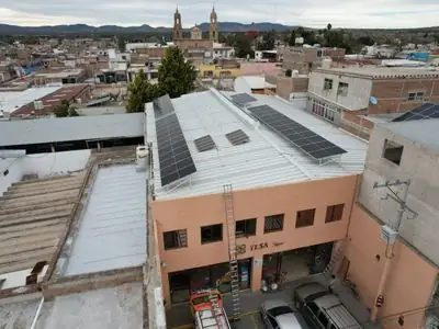 Supermercado Tesa con paneles solares en el techo, en Ojocaliente, Zacatecas